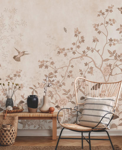 beige djungel väggmålning som heter Beige Birds and Butterflies på Wallsauce för sovrum, badrum och hallar
