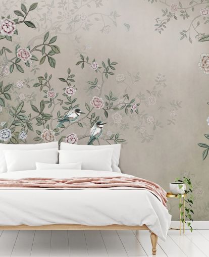 mural de papel pintado natural de color beige llamado Pájaros cantando en el jardín de rosas de Wallsauce para dormitorios, salas de estar y baños