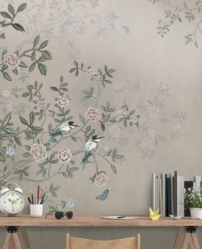 mural de papel pintado natural de color beige llamado Pájaros cantando en el jardín de rosas de Wallsauce para dormitorios, salas de estar y baños