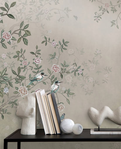 mural de papel pintado natural de color beige llamado Pájaros cantando en el jardín de rosas de Wallsauce para dormitorios, salas de estar y baños