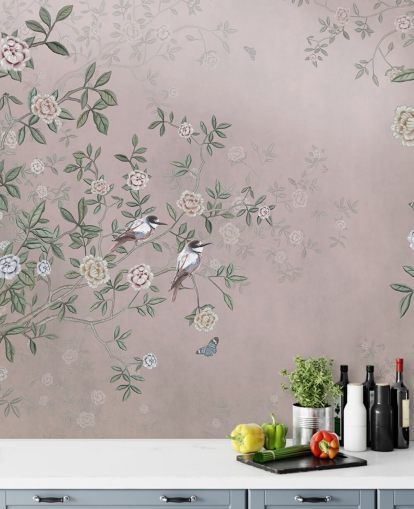 roze rozentuin behangmuurschildering genaamd Birds Singing in the Rose Garden Pink at Wallsauce voor slaapkamers, woonkamers en badkamers