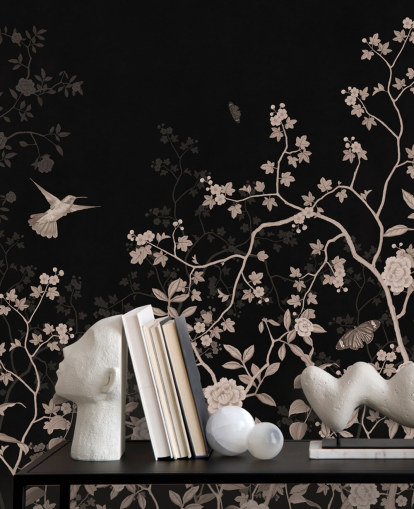 mörk djungel tapet som heter Dark Birds and Butterflies på Wallsauce för sovrum, vardagsrum och badrum mörk djungel tapet som heter Dark Birds and Butterflies på Wallsauce för sovrum, vardagsrum och badrum