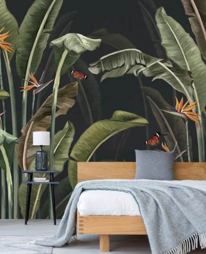 papel pintado de palmeras oscuras llamado Palm Trees and Butterflies Dark at Wallsauce para dormitorios