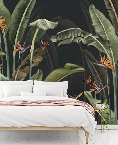 dunkle Palmentapete namens Palm Trees and Butterflies Dark at Wallsauce für Schlafzimmer