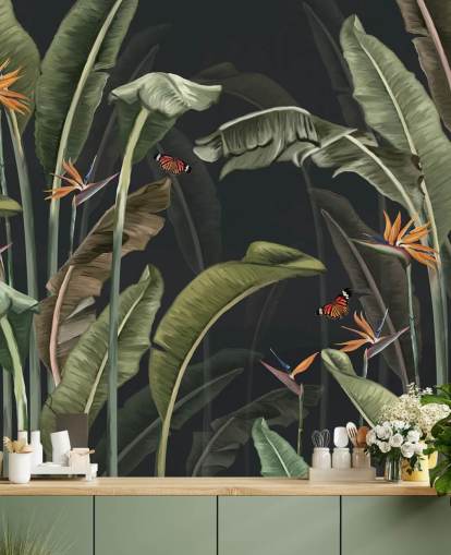 donker palmboombehang genaamd Palm Trees and Butterflies Dark at Wallsauce voor slaapkamers