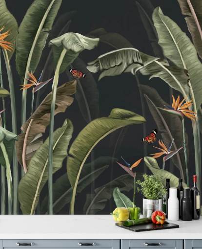 papel pintado de palmeras oscuras llamado Palm Trees and Butterflies Dark at Wallsauce para dormitorios
