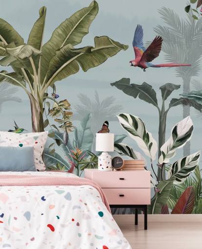blauw junglebehang genaamd Parrot Flying Through the Jungle Blue bij Wallsauce voor woonkamers