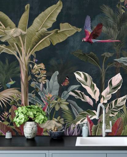 mural de papel pintado de la jungla llamado Parrot Flying Through the Jungle en Wallsauce para dormitorios y salas de estar