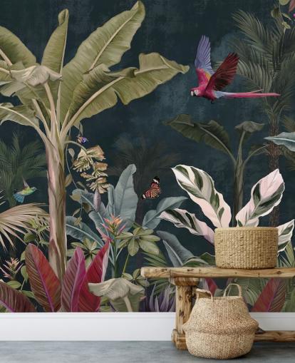 Dschungel-Tapete mit dem Titel Parrot Flying Through the Jungle at Wallsauce für Schlafzimmer und Wohnzimmer
