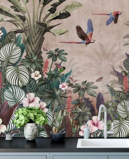 rosa papegoja tapetväggmålning som heter Parrot Jungle Flight Pink på Wallsauce för sovrum, vardagsrum och badrum rosa papegoja tapetväggmålning som heter Parrot Jungle Flight Pink på Wallsauce för sovrum, vardagsrum och badrum
