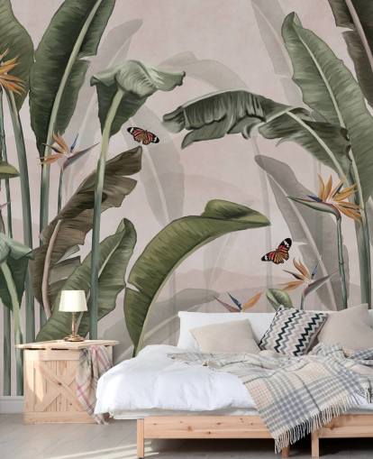 rosa djungel tapetväggmålning som heter Palm Trees and Butterflies Pink på Wallsauce för sovrum och vardagsrum