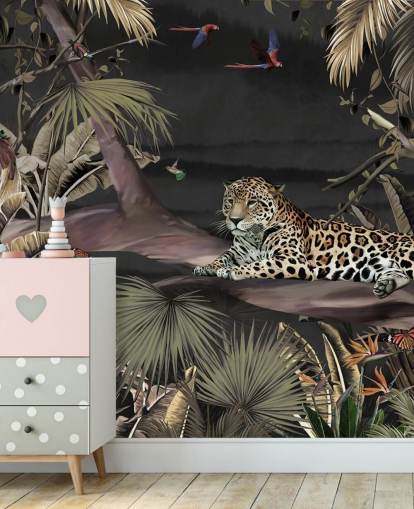 mörk djungel tapetväggmålning som heter Relaxing Jungle Jaguar Dark på Wallsauce för sovrum och vardagsrum