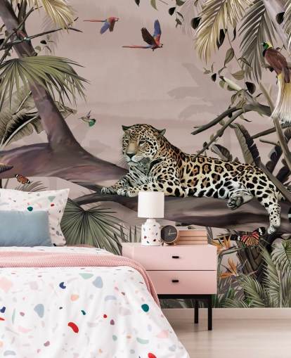 roze jungle behangmuurschildering genaamd Relaxing Jungle Jaguar Pink bij Wallsauce voor woonkamers, slaapkamers en badkamers roze jungle behangmuurschildering genaamd Relaxing Jungle Jaguar Pink bij Wallsauce voor woonkamers, slaapkamers en badkamers