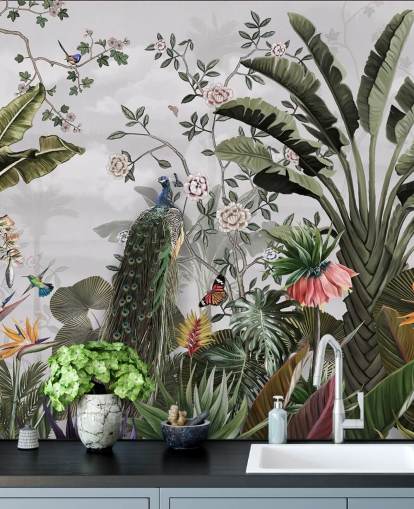 Graues Pfauentapeten-Wandbild namens Tropical Forest Peacock Grey bei Wallsauce für Badezimmer, Küchen und Schlafzimmer