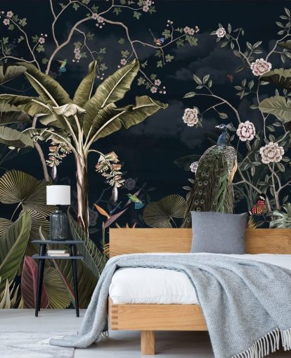 marineblå påfugl vægmaleri kaldet Tropical Forest Peacock Navy på Wallsauce til soveværelser og stuer