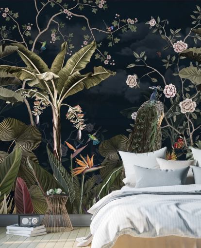 marineblå påfugl veggmaleri kalt Tropical Forest Peacock Navy på Wallsauce for soverom og stuer