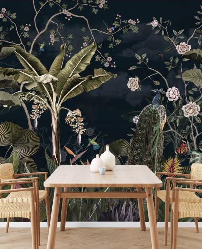 laivastonsininen riikinkukko-seinämaalaus nimeltä Tropical Forest Peacock Navy Wallsaucessa makuuhuoneisiin ja olohuoneisiin