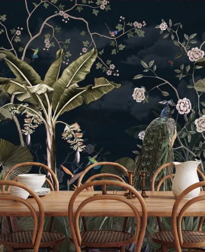 marineblauwe pauwmuurschildering genaamd Tropical Forest Peacock Navy at Wallsauce voor slaapkamers en woonkamers