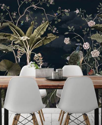 laivastonsininen riikinkukko-seinämaalaus nimeltä Tropical Forest Peacock Navy Wallsaucessa makuuhuoneisiin ja olohuoneisiin