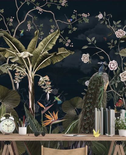 laivastonsininen riikinkukko-seinämaalaus nimeltä Tropical Forest Peacock Navy Wallsaucessa makuuhuoneisiin ja olohuoneisiin