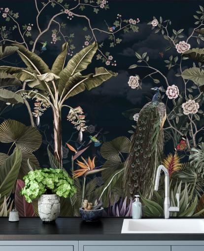 marineblå påfugl veggmaleri kalt Tropical Forest Peacock Navy på Wallsauce for soverom og stuer