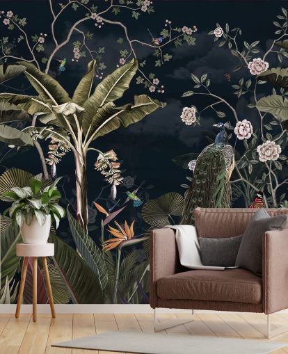 marineblå påfugl veggmaleri kalt Tropical Forest Peacock Navy på Wallsauce for soverom og stuer