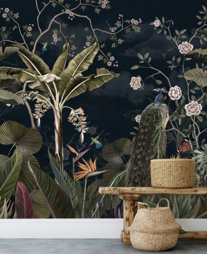 marineblauwe pauwmuurschildering genaamd Tropical Forest Peacock Navy at Wallsauce voor slaapkamers en woonkamers marineblauwe pauwmuurschildering genaamd Tropical Forest Peacock Navy at Wallsauce voor slaapkamers en woonkamers