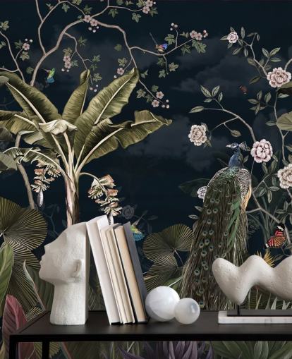 laivastonsininen riikinkukko-seinämaalaus nimeltä Tropical Forest Peacock Navy Wallsaucessa makuuhuoneisiin ja olohuoneisiin
