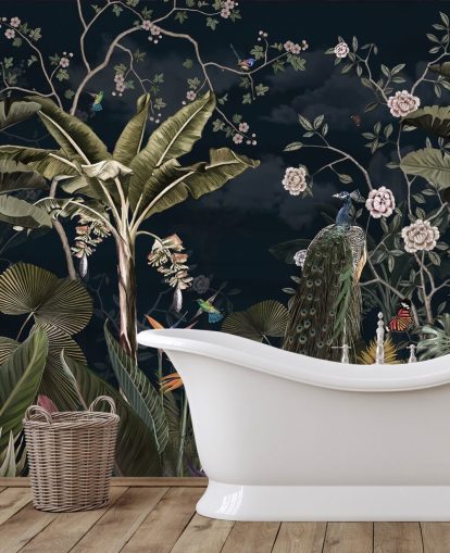 laivastonsininen riikinkukko-seinämaalaus nimeltä Tropical Forest Peacock Navy Wallsaucessa makuuhuoneisiin ja olohuoneisiin