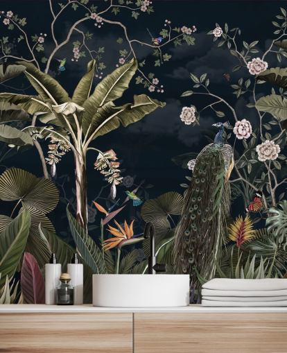 laivastonsininen riikinkukko-seinämaalaus nimeltä Tropical Forest Peacock Navy Wallsaucessa makuuhuoneisiin ja olohuoneisiin laivastonsininen riikinkukko-seinämaalaus nimeltä Tropical Forest Peacock Navy Wallsaucessa makuuhuoneisiin ja olohuoneisiin