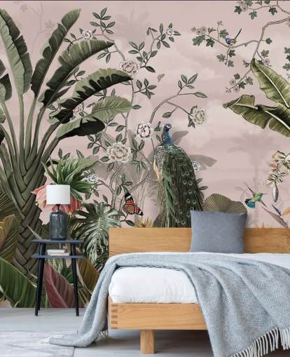 vaaleanpunainen trooppinen taustakuvamaalaus nimeltä Tropical Forest Peacock Pink Wallsaucessa makuuhuoneisiin ja olohuoneisiin