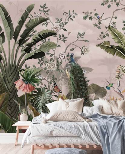 vaaleanpunainen trooppinen taustakuvamaalaus nimeltä Tropical Forest Peacock Pink Wallsaucessa makuuhuoneisiin ja olohuoneisiin