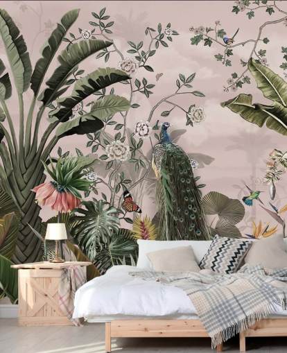 rosa tropisk tapetväggmålning kallad Tropical Forest Peacock Pink på Wallsauce för sovrum och vardagsrum