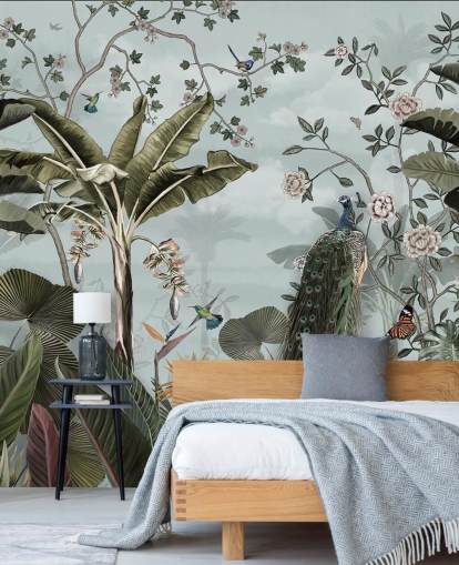 hemelsblauwe jungle muurschildering genaamd Tropical Forest Peacock Sky Blue bij Wallsauce voor slaapkamers, badkamers en eetkamers