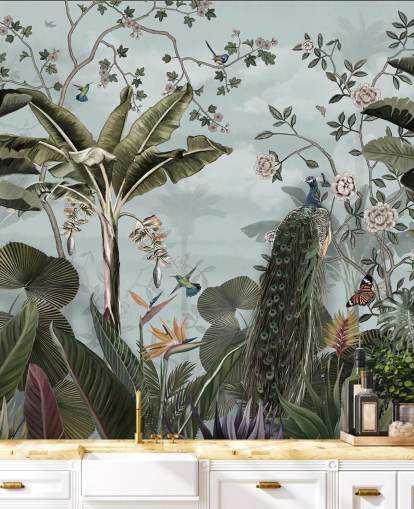himmelblaues Dschungel-Wandbild namens Tropical Forest Peacock Sky Blue in Wallsauce für Schlafzimmer, Badezimmer und Esszimmer