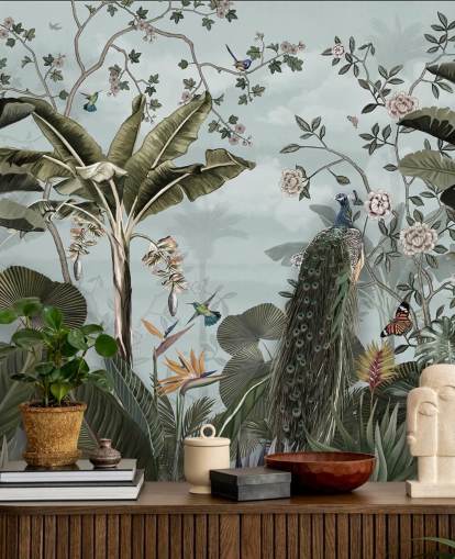 himmelblaues Dschungel-Wandbild namens Tropical Forest Peacock Sky Blue in Wallsauce für Schlafzimmer, Badezimmer und Esszimmer