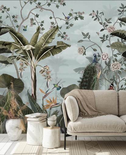 himmelblaues Dschungel-Wandbild namens Tropical Forest Peacock Sky Blue in Wallsauce für Schlafzimmer, Badezimmer und Esszimmer