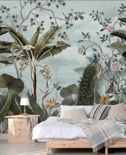 taivaansininen viidakon seinämaalaus nimeltä Tropical Forest Peacock Sky Blue Wallsaucessa makuuhuoneisiin, kylpyhuoneisiin ja ruokasaleihin