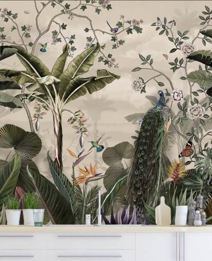 tropisk skogspåfågel tapetväggmålning kallad Tropical Forest Peacock på Wallsauce för sovrum och vardagsrum