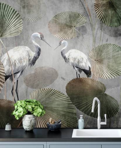 grüne Vintage-Dschungel-Tapete namens Vintage Jungle Cranes Green at Wallsauce für Schlafzimmer, Flure und Wohnzimmer