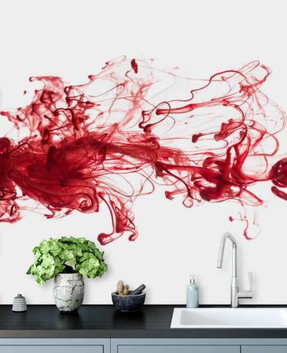 Papier peint à l'encre rouge flottant dans l'eau