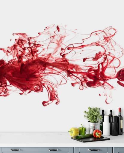 Papel pintado tinta roja flotando en el agua