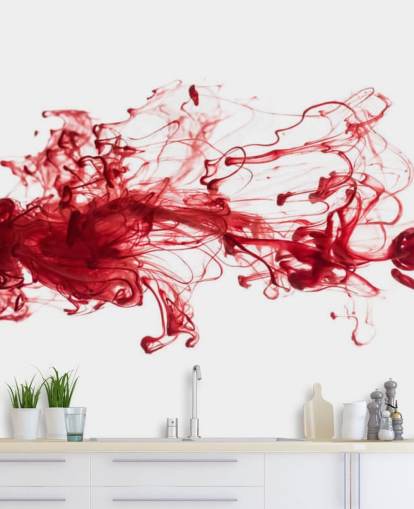 Papier peint à l'encre rouge flottant dans l'eau