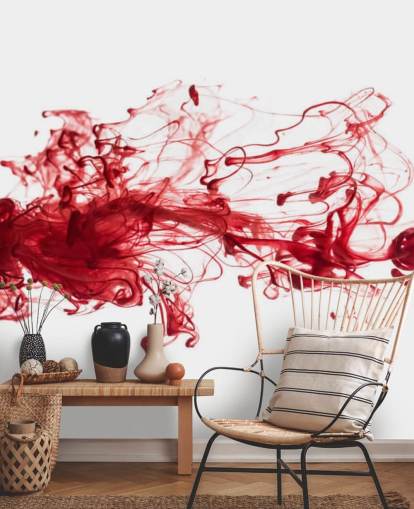 Papel pintado tinta roja flotando en el agua