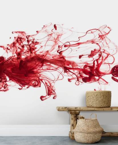 Papel pintado tinta roja flotando en el agua