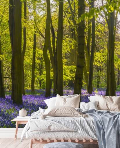 papier peint mural de forêt verte et violette appelé Sunlite Blue Wood pour les chambres et les salons