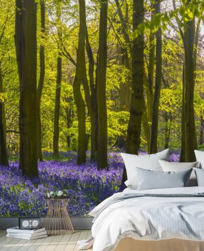 grøn og lilla skov tapet vægmaleri kaldet Sunlite Blue Wood til soveværelser og lounger grøn og lilla skov tapet vægmaleri kaldet Sunlite Blue Wood til soveværelser og lounger