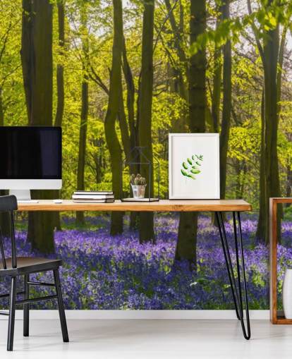 mural de papel de parede florestal verde e roxo chamado Sunlite Blue Wood para quartos e salões