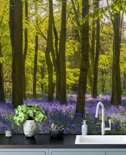 mural de papel de parede florestal verde e roxo chamado Sunlite Blue Wood para quartos e salões