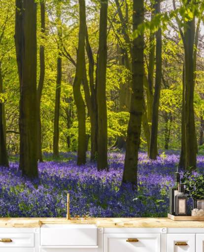 mural de papel de parede florestal verde e roxo chamado Sunlite Blue Wood para quartos e salões